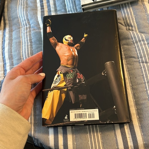 WWE REY MYSETERIO BEHIND THE MASK HARD BOOK - Picture 3 of 3